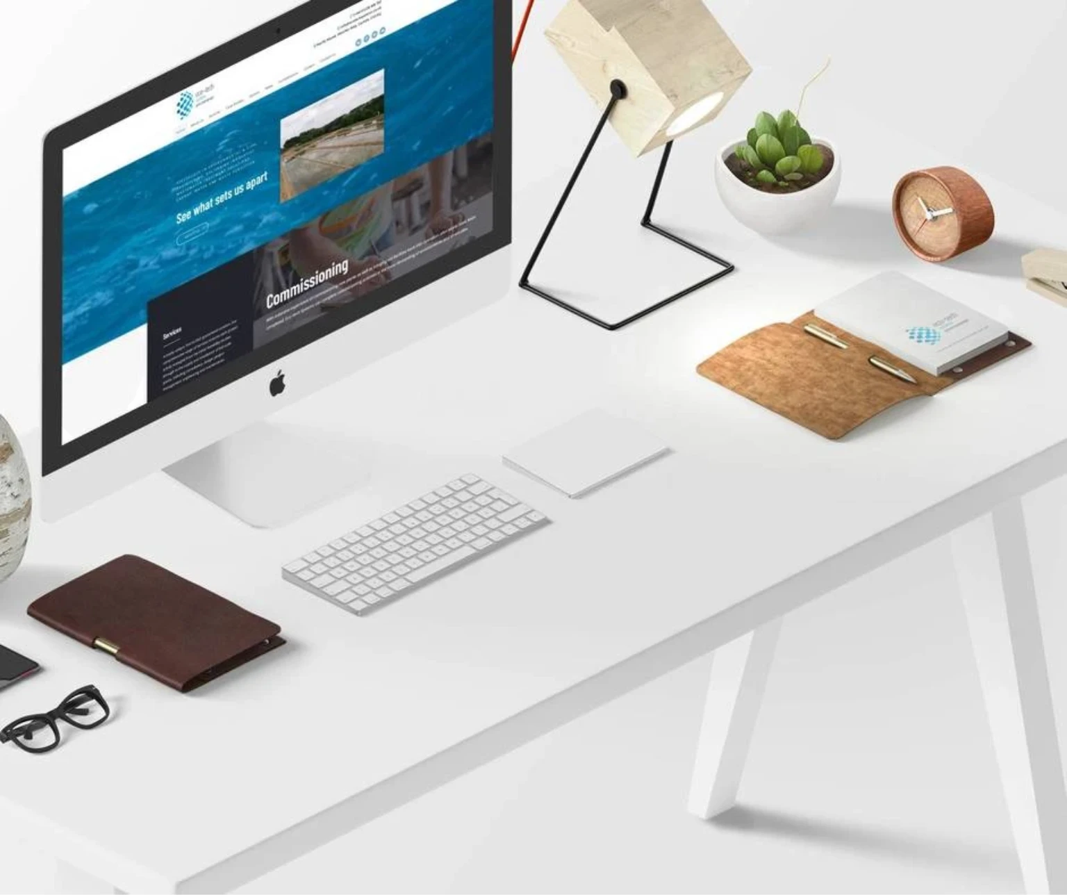 Eco-tech - Mockup with a desktop computer standing on a desk.